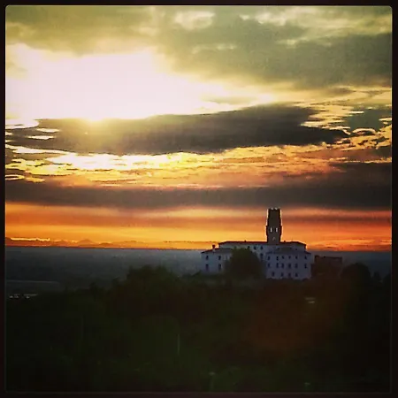 Pie Castello Oda ve Kahvaltı 3*